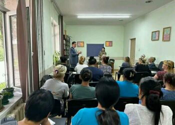 Депутат Жусупбек Коргонбай уулу аялдардын абагына барып, алардын арыз-муңун угуп келди