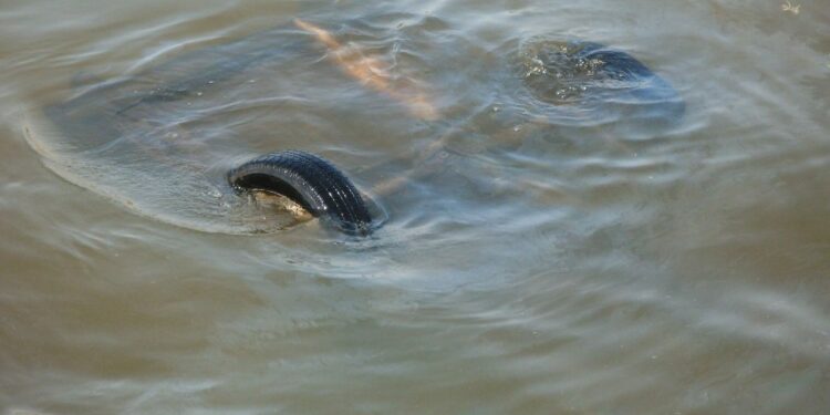Ошто унаа оодарылып, каналга түшүп кеткен. Каза болгондор бар