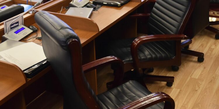 Жогорку Кеңештин депутаттары каникулга тарашты