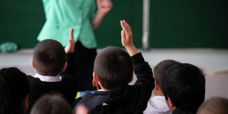 “Жылдын мыкты мугалими” жана “Жылдын мыкты тарбиячысы” сынагы жыл сайын өтөт