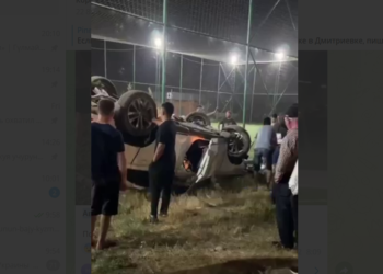 Бишкектин «Ынтымак-2» сейил багынын жанында жолдон чыгып кеткен унаанын видеосу тарады