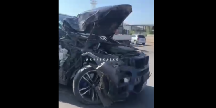 Бишкекте маршруттук такси менен жол тандабастын катышуусундагы кырсыктын видеосу тарады