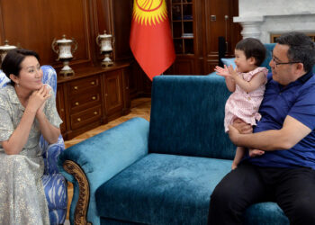 «Камкор мамиле кылууга чакырам». Садыр Жапаров балдарды куттуктады