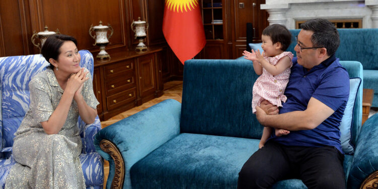 «Камкор мамиле кылууга чакырам». Садыр Жапаров балдарды куттуктады