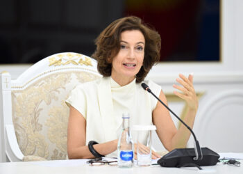 ЮНЕСКОнун башкы директору мөңгүлөрдүн азайганын өз көзү менен көрүү үчүн Кыргызстанга келди