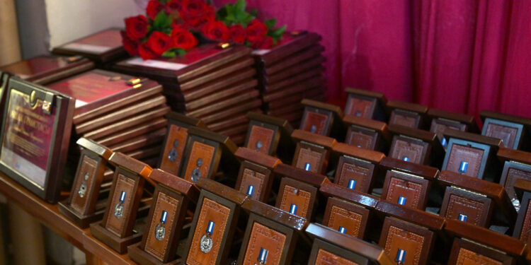 Садыр Жапаров куткаруучуларды мамлекеттик сыйлыктар менен сыйлады