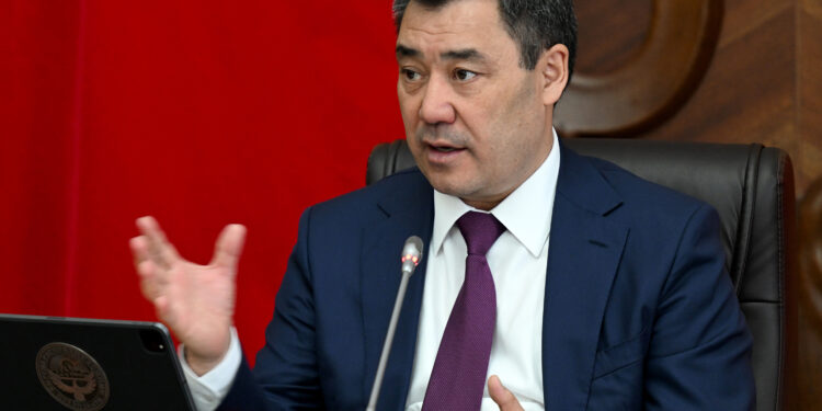 Садыр Жапаров «Кыргызфармацияга» бюджеттен 1 миллиард сом каражат бөлүнбөгөнүнө абдан нааразы болду