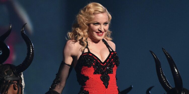 Мадонна дүйнөлүк турнесинин алдында эсин жоготкон абалда реанимацияга түштү