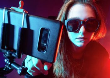 Казакстанда блогерлер салык төлөөгө милдеттүү болобу? Тийиштүү мыйзам каралууда