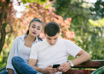 Кыз жигитинин телефонун тымызын караганы үчүн соттолду