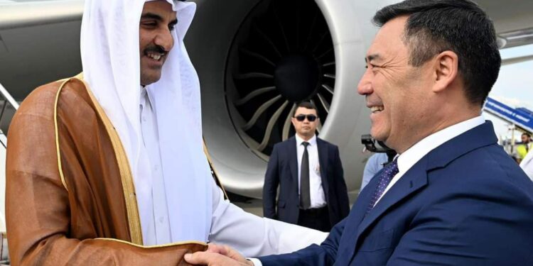 Катардын эмири Кыргызстанга келди. Аны аэропорттон президент Садыр Жапаров тосуп алды