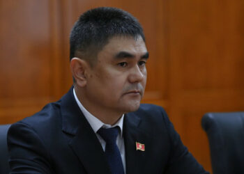 Депутат Осмонов: «Ош шаарында таза суу көйгөйү жок дедиңиз. Маалыматты карап, анан келгиле»