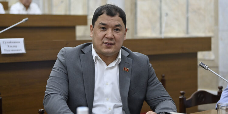 Депутат Бакасов: «1,5 пайыздан алып, 8 пайыздан бересиңерби? Элге 4 пайыздан бергиле»