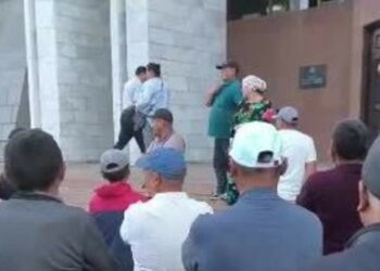 Кара-Жыгачтын тургундары Ак Үйдүн алдына митингге чыгышты