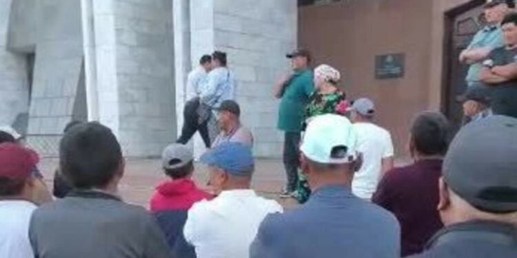 Кара-Жыгачтын тургундары Ак Үйдүн алдына митингге чыгышты