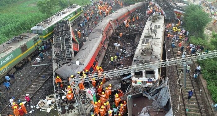 Индияда 300 кишинин өмүрүн алган поезддердин кагылышуусуна эмне себеп болгону айтылды