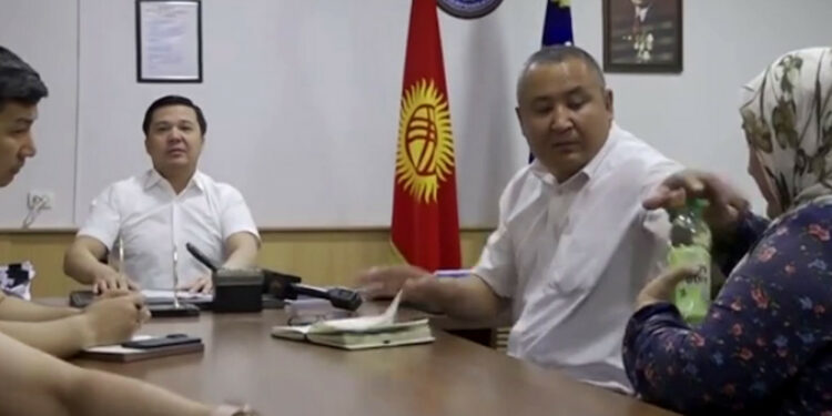 Оштун прокуроруна келген ишкер аял өзүнө бензин куюп жиберди