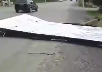 Бишкекте катуу шамалдан улам көрнөк-жарнак тактасы кулап түштү