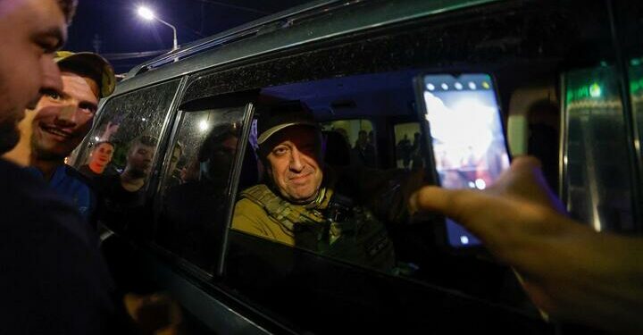 «Биз колоннабызды жолдон буруп жатабыз». Пригожин Москвага жөө жүрүшүн токтотконун жар салды