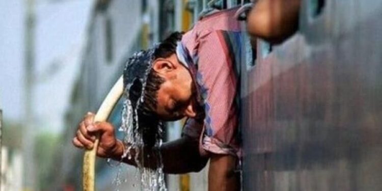 Индияда катуу ысыктан 98 киши каза болду