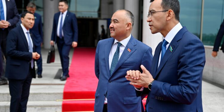 Нурланбек Шакиев Казак парламентинин Сенатынын ишмердүүлүгү менен таанышты