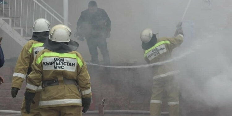 Бишкекте мейманканадан өрт чыгып, чатыры жана эмеректери күйүп кетти