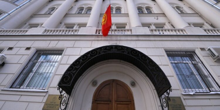 Орусиядагы элчилик Кыргыз жарандарына Украинага чектеш аймактарга барбоого чакырат