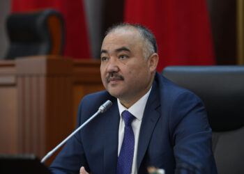 Шакиев Жогорку Кеңештин экинчи сессиясында аткарылган иштерди эсептеп өттү