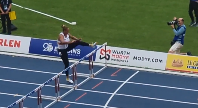 Жан үрөө деген ушул! Командасын куткарам деген спортчу жөө күлүктөр менен таймашты