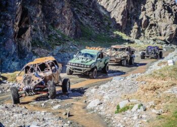 Көл жактан кинодогудай унаа көрүп калсаңыз… Алар жарышка катышууга келишти