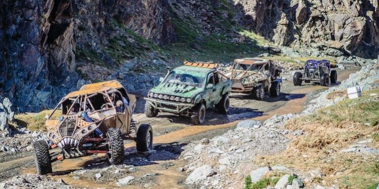 Көл жактан кинодогудай унаа көрүп калсаңыз… Алар жарышка катышууга келишти