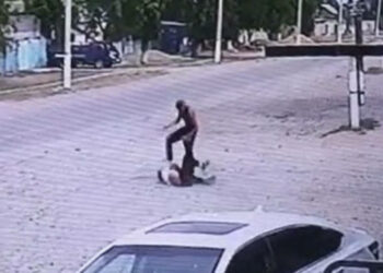 Мушташтан жабыркаган балага жардам берилбегени үчүн дарыгер кызматтан бошотулду