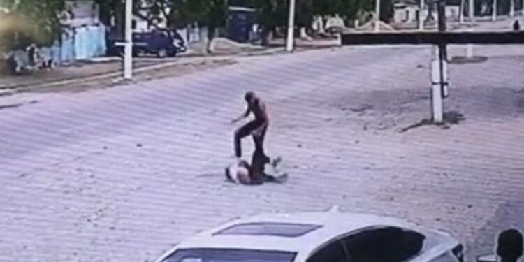 Мушташтан жабыркаган балага жардам берилбегени үчүн дарыгер кызматтан бошотулду