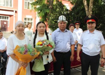 ЖРТда эң көп балл алган Кызжибек Жээнбекованы милициядан барып куттукташты