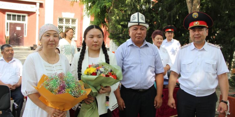 ЖРТда эң көп балл алган Кызжибек Жээнбекованы милициядан барып куттукташты