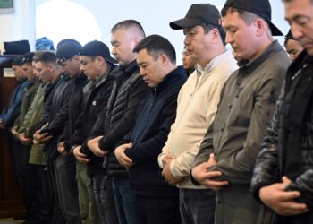 Садыр Жапаров Айт намазды Чолпон-Ата шаарындагы мечитте окуду