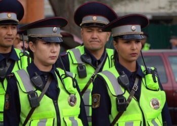 Аттестат ала турган бүтүрүүчүлөр. 5 миңдей милиция кызматкери коомдук тартипти сакташат