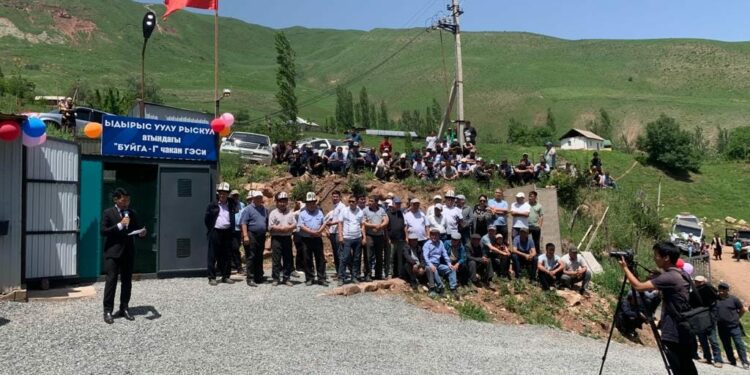 Кара-Кулжада алгачкы жолу чакан ГЭС ишке берилди. Ал Чалма, Капчыгай айылдарын электр энергиясы менен камсыздайт