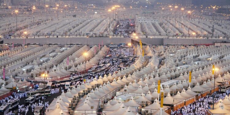 Кыргыз өлкөсүнөн барган зыяратчылар Меккеден Минага көчүп келишти