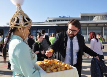 Анкарадан учкан биринчи каттамды «Манас» аэропортунда салтанаттуу тосуп алышты
