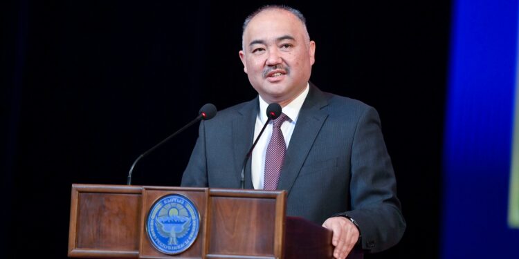 Шакиев Кыргыз улуттук агрардык университетине Чыңгыз Айтматовдун ысымын ыйгарууну сунуштады