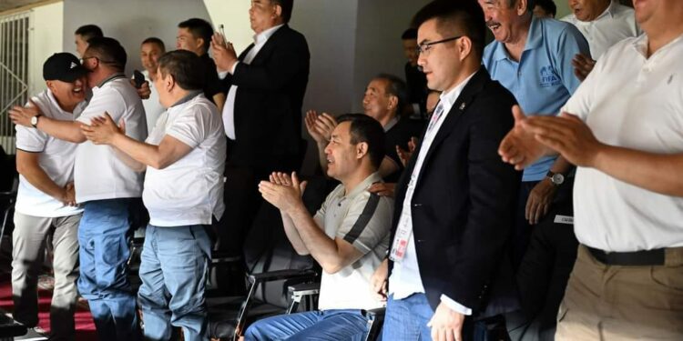 Садыр Жапаров Кыргызстан менен Ирандын курамаларынын футбол беттешине барды