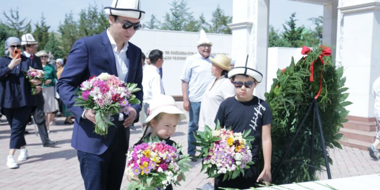 Чыңгыз Айтматовдун быйыл 95 жылдыгы. Бүгүн жай башында куран окулуп эскерилди