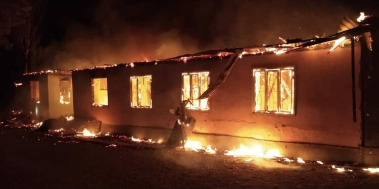 Жалал-Абадда чайканадан өрт чыгып, 2 киши каза болду