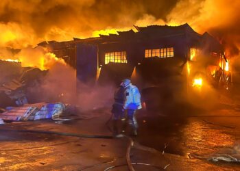 Түнү Бишкектин Матросов көчөсүндө жайгашкан кампада ири өрт кырсыгы чыкты