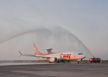 «Манас» аэропортунда Сеулдан биринчи каттамды салтанаттуу тосуп алышты