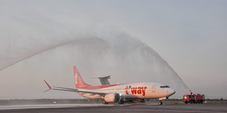 «Манас» аэропортунда Сеулдан биринчи каттамды салтанаттуу тосуп алышты