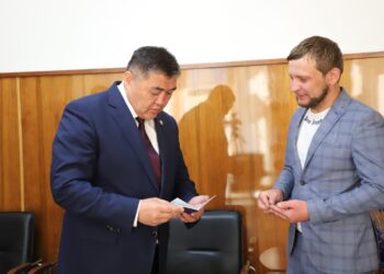 Ташиевдин колунан дагы бир жаран паспорт алды