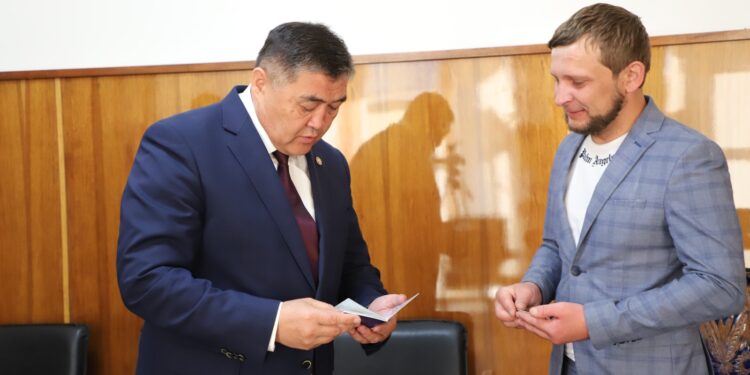 Ташиевдин колунан дагы бир жаран паспорт алды