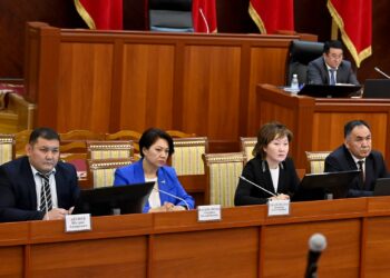 Шухрат Айтиев менен Айчүрөк Назаралиева Акыйкатчынын орун басарлары болуп шайланды